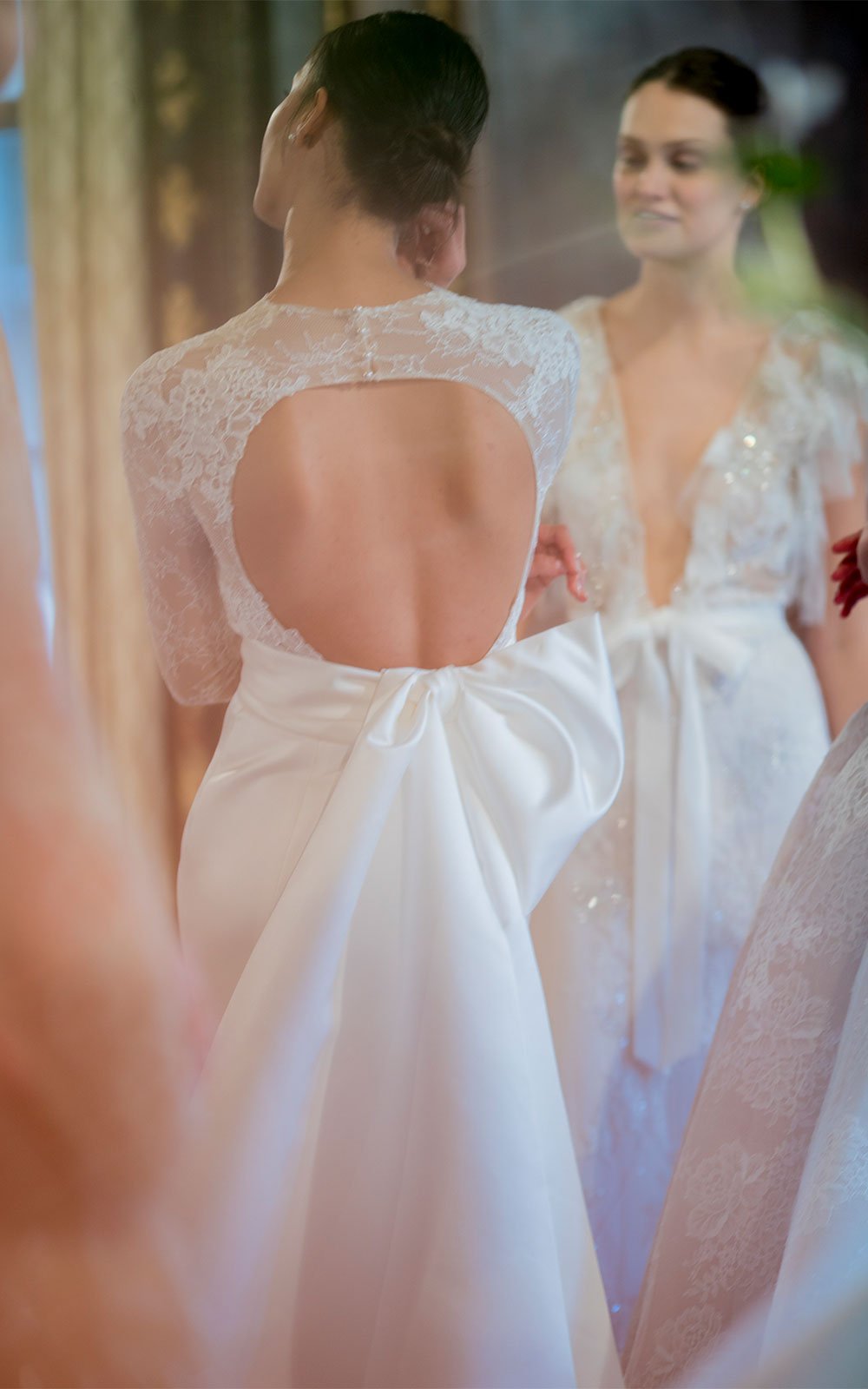 Suknia ślubna z koronkowymi wstawkami, Monique Lhuillier